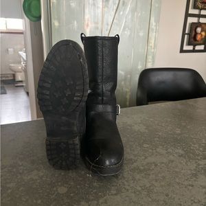 Ladies, black boots with buckle